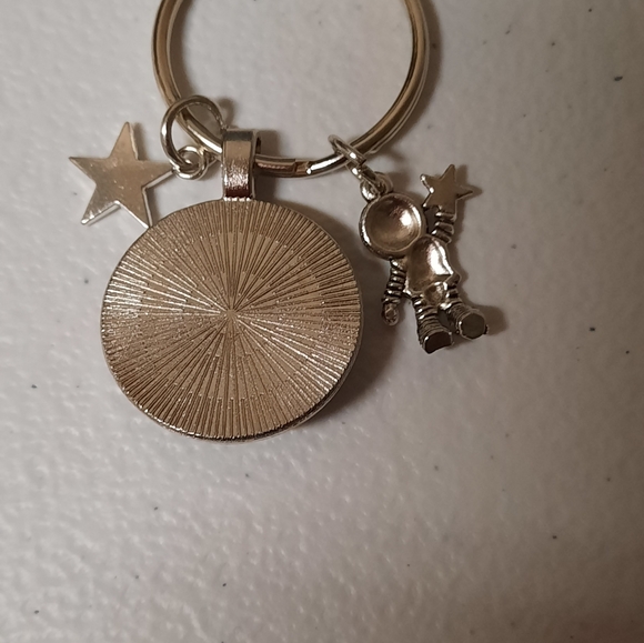 Alien 👽 UFO Keychain - Picture 3 of 3